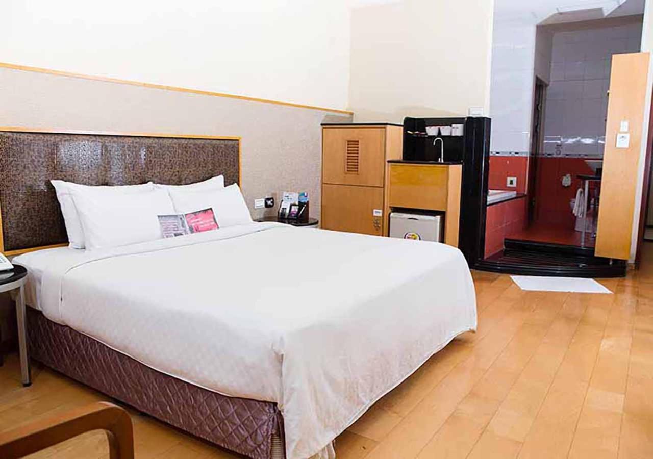 Royal Group Motel Chien Kuo Branch Kaohsiung Esterno foto