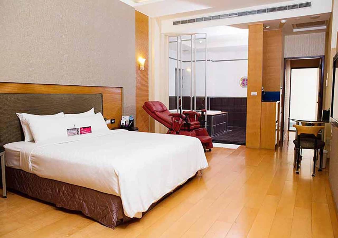 Royal Group Motel Chien Kuo Branch Kaohsiung Esterno foto